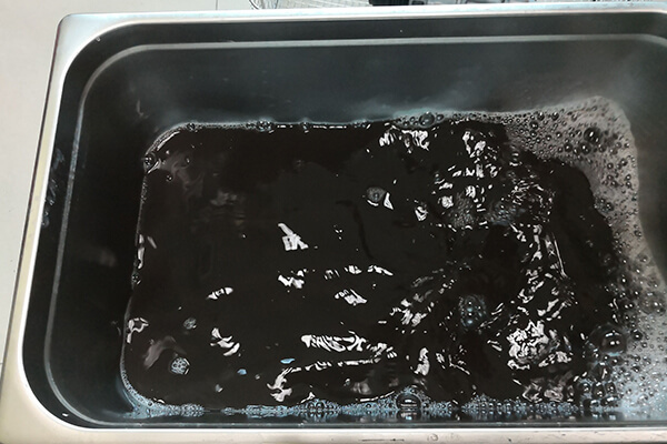 使用超聲波清洗機(jī)正在清洗